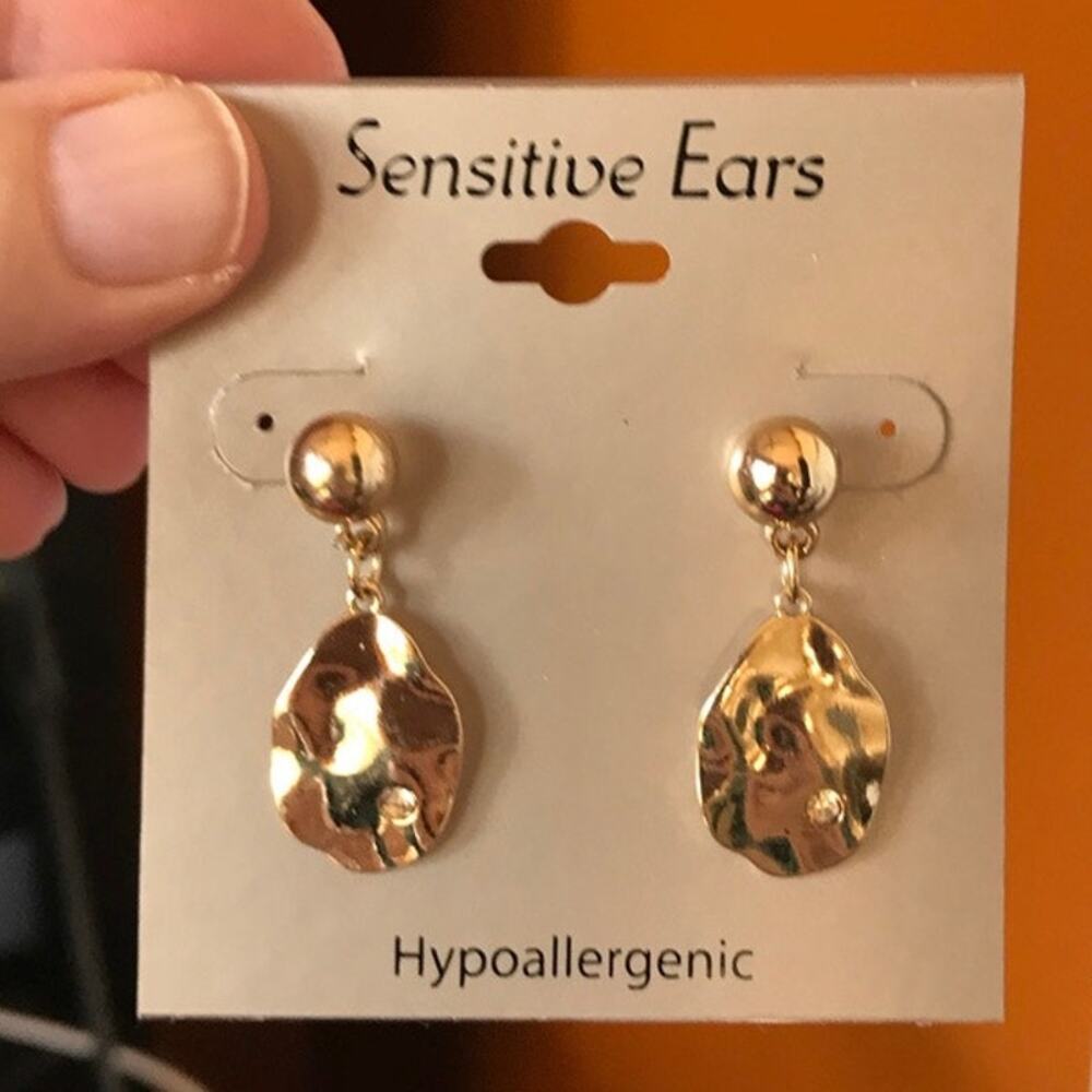 NWT Sensitive Ears Hypoallergenic textured gold tone dangle / drop earrings